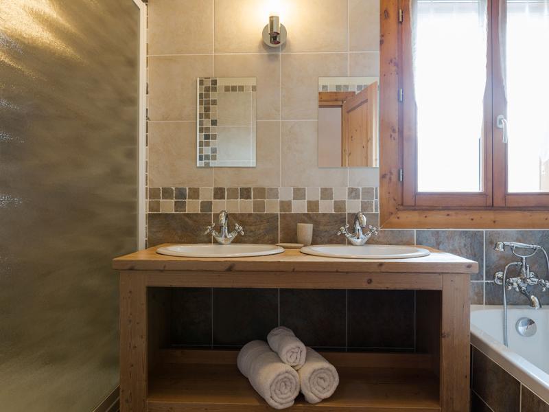 Salle de bain chambre d'hôte chalet matsuzaka